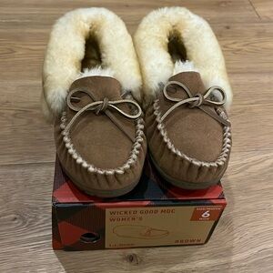L.L. Bean Women Wicked Good Moccasins in Brown, size 6 wide